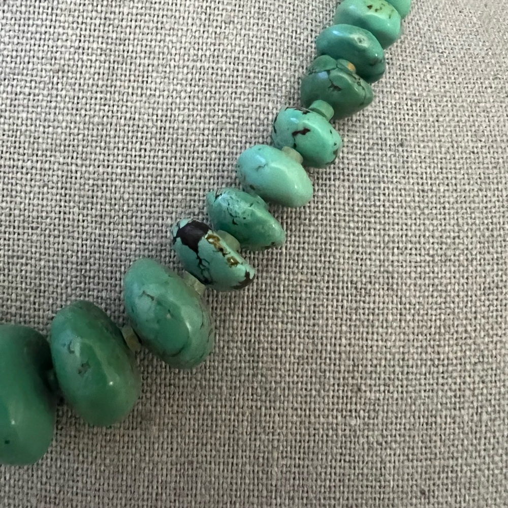 Elegant Green Turquoise Howlite Beaded Necklace - Picture 5 of 7